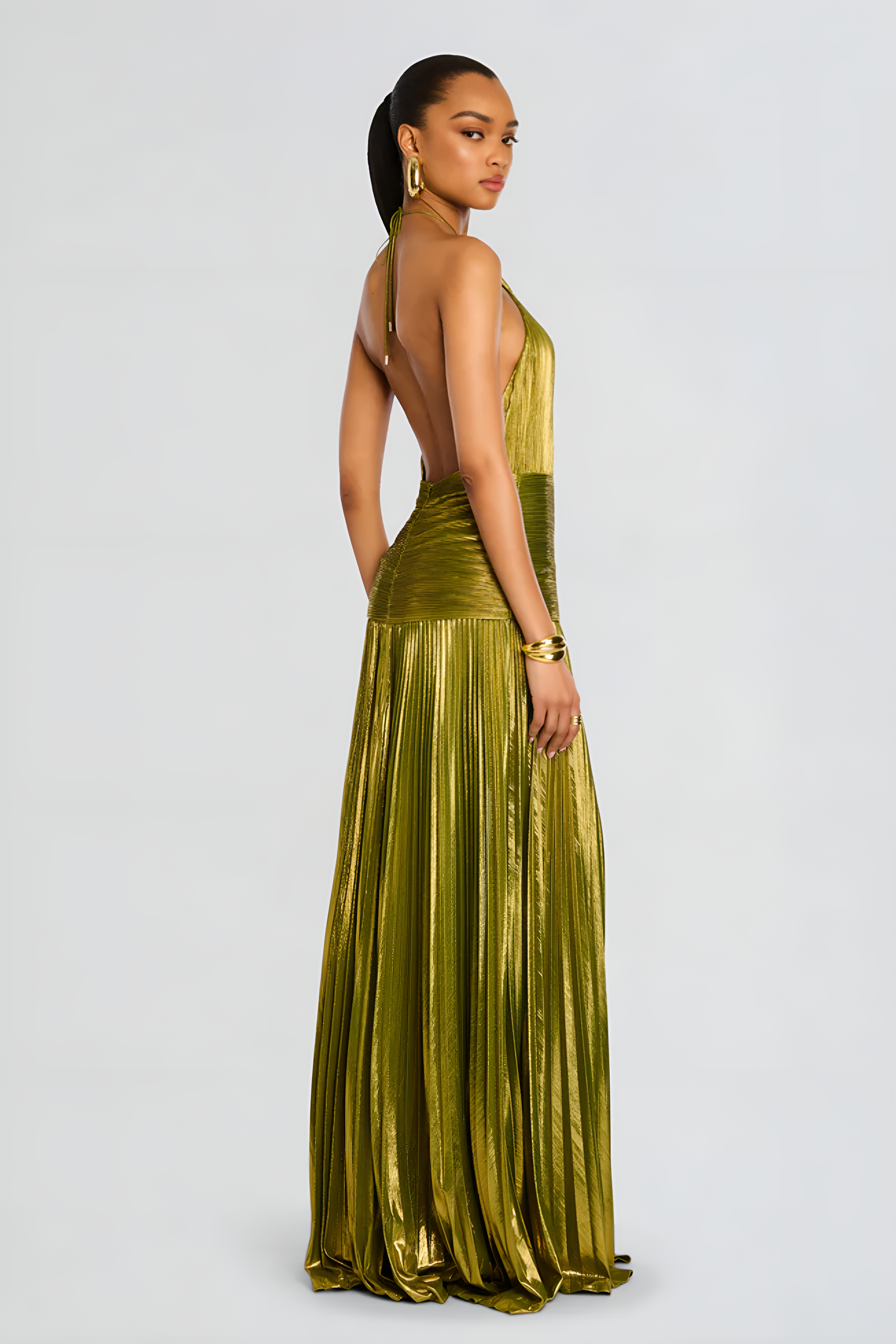 Metallic Halter Maxi Dress with Pleated Design for Evening Events and Formal Occasions